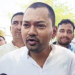 केंद्रीय मंत्री जीतन राम मांझी की बेटी पुष्पा मांझी ने महादलित बस्ती में बांटे छाते, बोलीं – “ये कोई राजनीति नहीं, समाज कल्याण की भावना है”